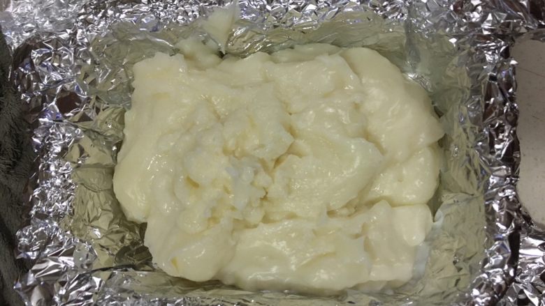 脆皮炸鲜奶~超好吃,倒入提前准备好的模具中(我用的是透明玻璃盒子,加上一层锡纸)刮平,冷藏两小时以上凝固。