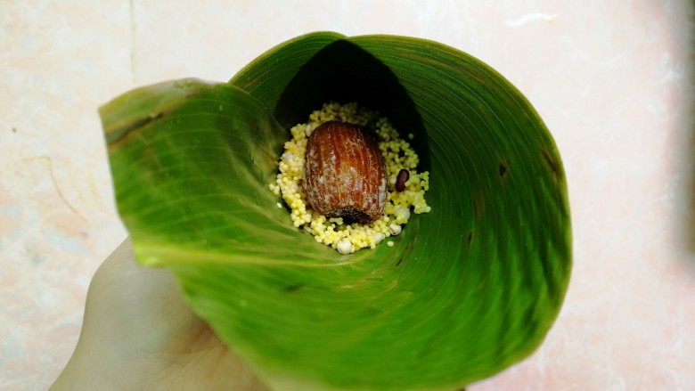 杂豆蜜枣小米粽,装适量的杂豆小米,然后放一颗<a style='color:red;display:inline-block;' href='/shicai/ 615'>蜜枣</a>