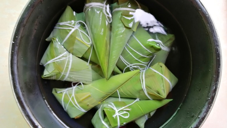 杂豆蜜枣小米粽,放入高压锅,水要没过粽子,压60分钟,可以取出来尝尝,觉得不熟可以再压一次