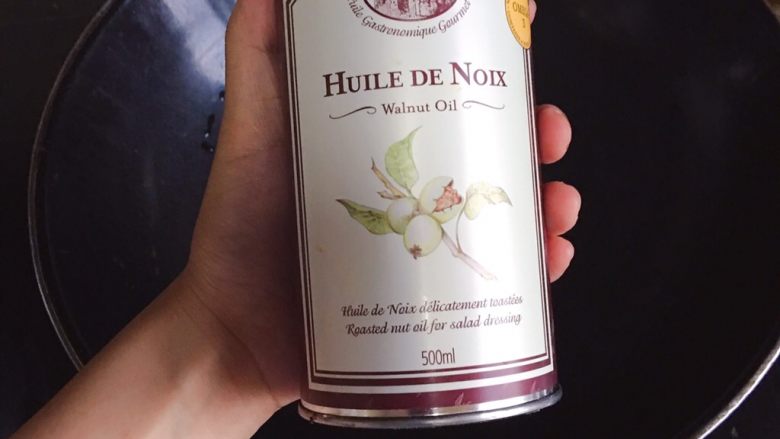 西红柿杂蔬牛肉面,开始烧咯~上核桃油,倒少许,比你平时烧菜还少一点(一周岁以后的宝宝要开始每天摄入一点油了)