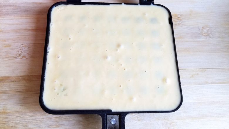 原味华夫饼,模具两面刷油,预热一下,倒入面糊,9分满