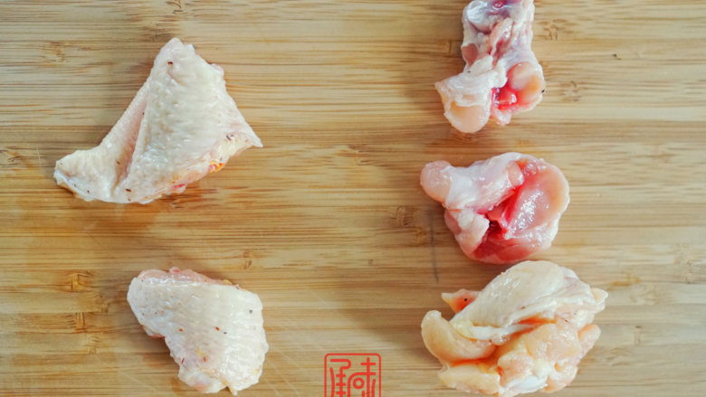 承味请放过料理小白,给你真正正宗的,台湾三杯鸡, 三杯鸡其实理论上是用整鸡来做的,第一为了图方便和口感我先了翅中和<a style='color:red;display:inline-block;' href='/shicai/ 92'>鸡腿</a>来做,翅中切半,吃腿切三段。