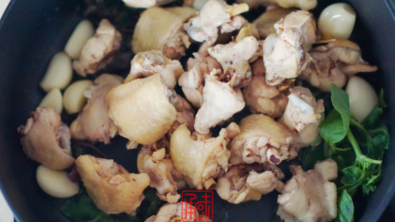 承味请放过料理小白,给你真正正宗的,台湾三杯鸡,然后加入之前焯好的鸡肉,翻炒