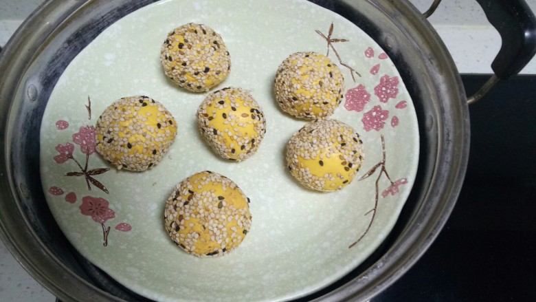 椰蓉南瓜紫薯芝麻丸子,放入锅中蒸15分钟。