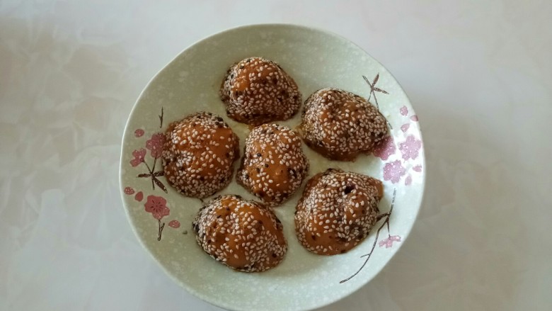 椰蓉南瓜紫薯芝麻丸子,取出晾凉至不烧手。