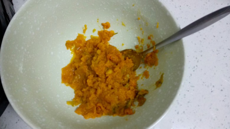 两种口味的糯米南瓜饼,南瓜去皮蒸熟,用勺子压成泥。