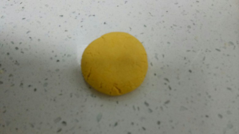 两种口味的糯米南瓜饼,收口团圆,用手压扁。
