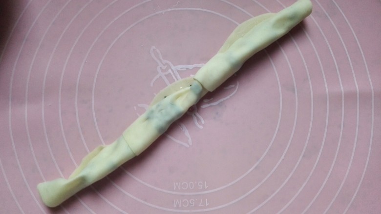 饺子皮葱油饼,关键步骤来了,这是使饼层多的关键。卷起成长条