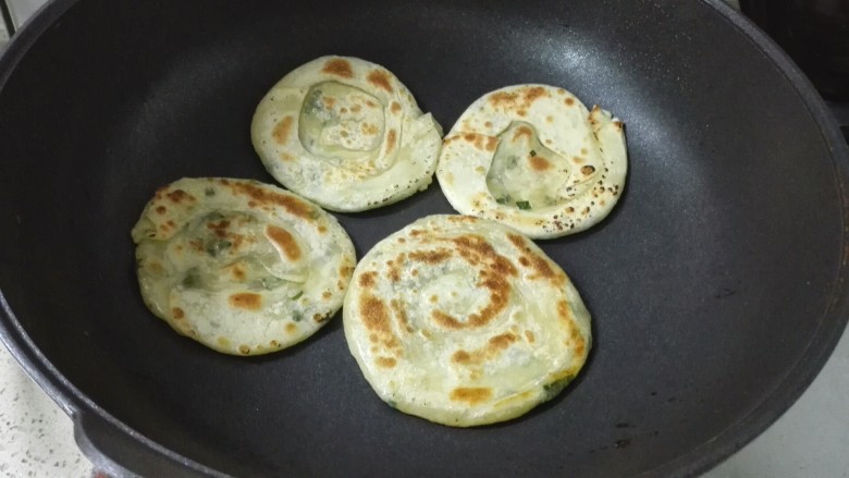 饺子皮葱油饼,翻面煎另一面，两面金黄即可出锅。
