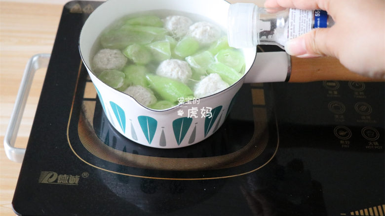 肉丸丝瓜汤,加适量盐调味,撒上葱花即可;