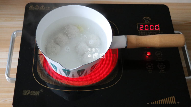 肉丸丝瓜汤,倒入肉丸煮至浮起;