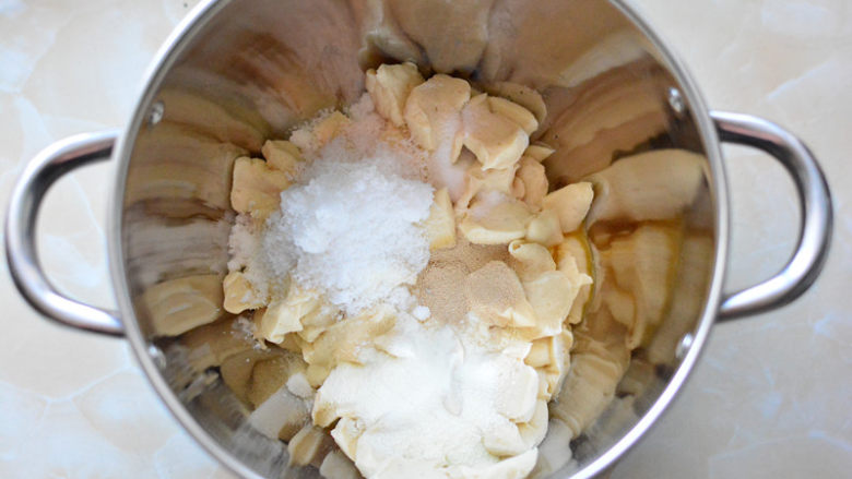 椰香泡浆面包,取出中种,用剪刀剪成小块,或是用手撕成小块,与主面团除黄油外原料一起,揉至扩展状态。再加入黄油,揉至可以轻松拉出手套膜。