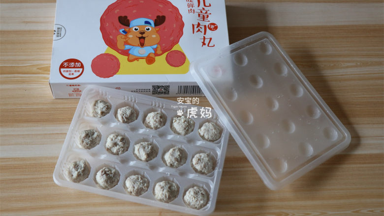 肉丸丝瓜汤,珍妮珍馐原味鲜肉儿童肉丸提前一晚放入冰箱冷藏解冻;