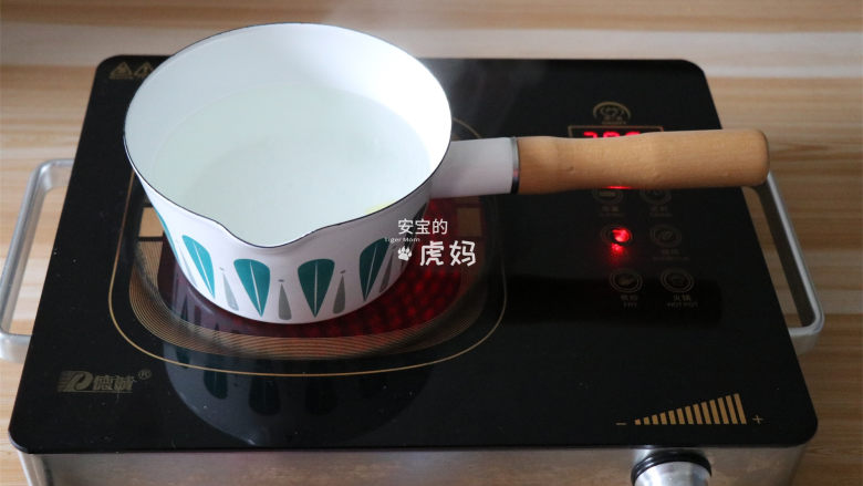 肉丸丝瓜汤,锅内倒入适量水,放入姜片,烧开;