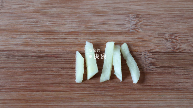 肉丸丝瓜汤,<a style='color:red;display:inline-block;' href='/shicai/ 2800'>生姜</a>切片;