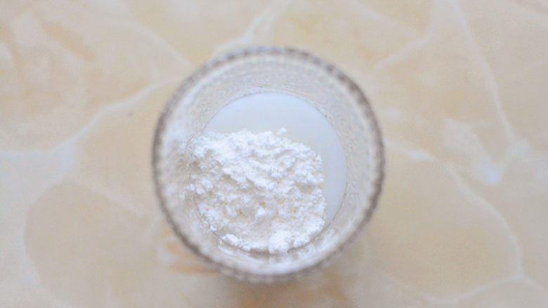 椰香泡浆面包,面团好酵好以后,把泡浆汁放在容器里搅拌均匀