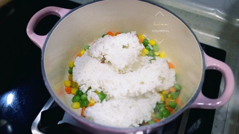 LC珐琅锅菠萝炒饭,超热后下隔夜饭,铲子把饭压散,根据锅的特点,此时可将火调至最小。