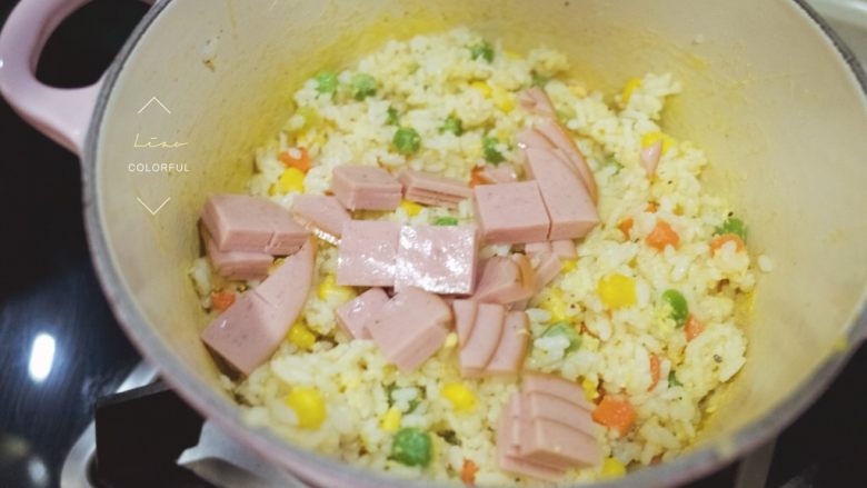 LC珐琅锅菠萝炒饭,火腿粒或者火腿肠切成丁都可以,反正是自己吃。下鸡蛋液之前或者之后放入都可以。
这时候可以加少量盐和研磨的黑胡椒。根据自己口味酌量加入。