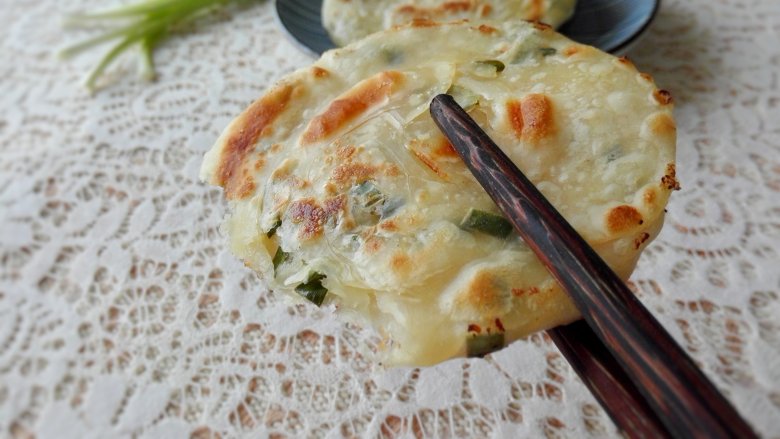 饺子皮葱油饼,喷香的葱花味，咬一口脆脆的，还能看到一层层的，太好吃了。简直停不下来。
