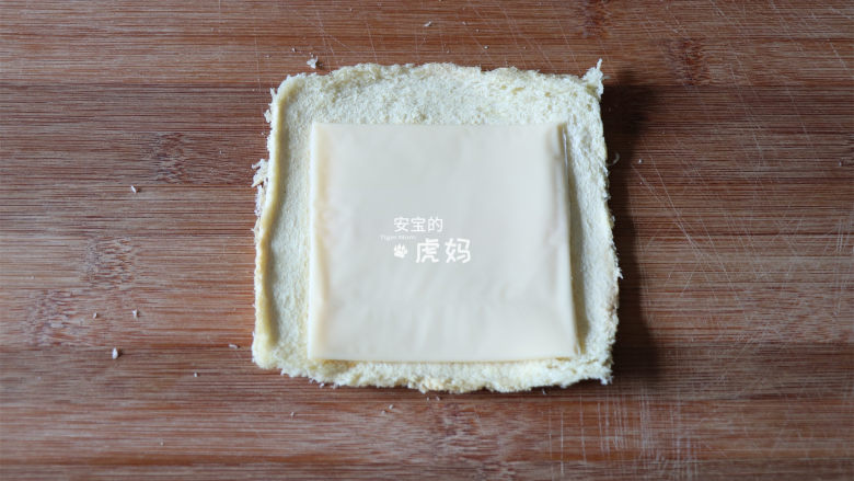 爆浆香肠吐司卷,放上一片<a style='color:red;display:inline-block;' href='/shicai/ 62159'>芝士片</a>;