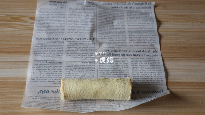 爆浆香肠吐司卷,将香肠吐司卷放在油纸边沿;