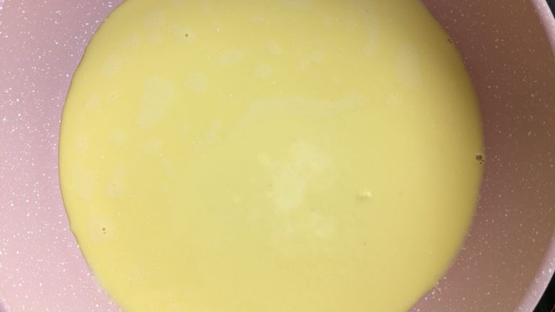 奶香玉米面糊,平底锅开小火,倒入玉米泥
