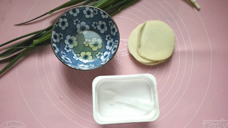 饺子皮葱油饼,准备食材,小葱洗净
