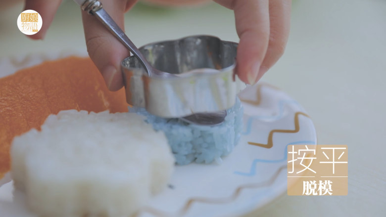 泰式料理的3+1种有爱做法「厨娘物语」,1个芒果对半切开,沿杯壁取出果肉后均匀切块。将切好的芒果摆入碟中,糯米饭装入模具按出造型,装饰薄荷。