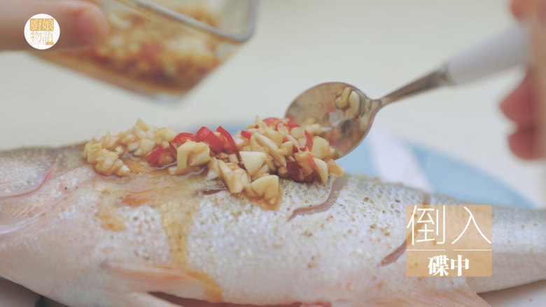 泰式料理的3+1种有爱做法「厨娘物语」,下面我们来调一个青柠酸辣汁,5颗蒜、1个小米椒切末,青柠对半切开,一半切片备用,另一半用来挤汁,加入10青柠汁、5ml鱼露、3g糖、5ml生抽搅拌均匀。