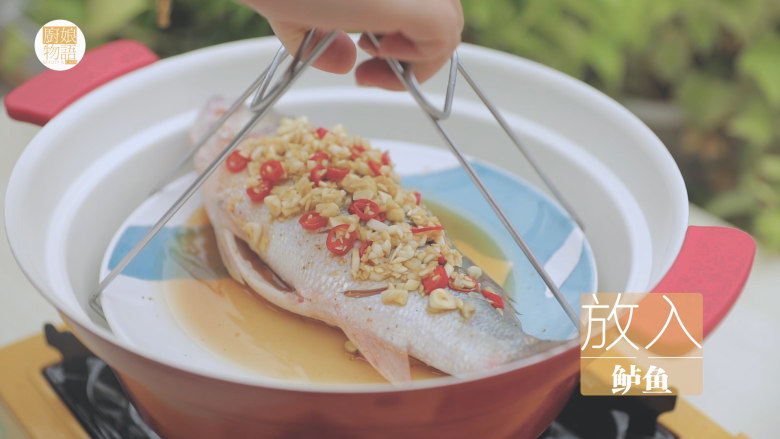 泰式料理的3+1种有爱做法「厨娘物语」,将我们调好的酱汁倒入碟中,锅内倒水开火上汽,放入鲈鱼大火蒸6分钟左右,关火焖2分钟。(减少一些蒸鱼的时候改成关火焖鱼可以让鱼肉变熟的同时变得更嫩哦)
