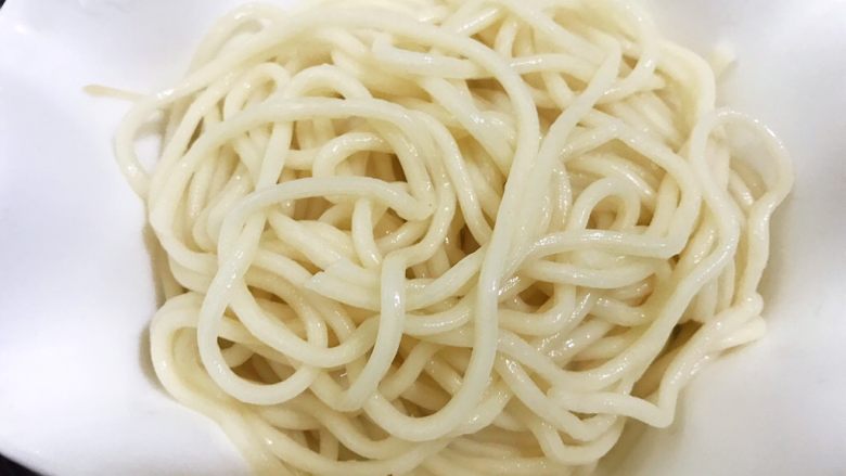 重庆小面之最爱豌杂面,面条不要煮太软烂过芯就好,面条码入碗里