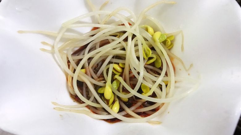 重庆小面之最爱豌杂面,焯熟的豆芽码入碗里