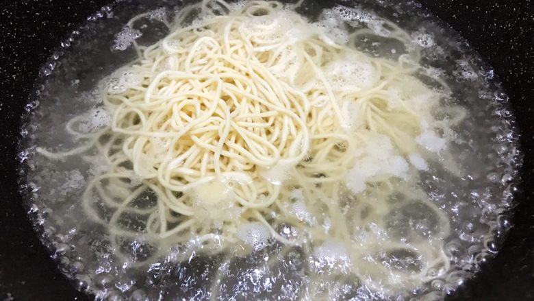 重庆小面之最爱豌杂面,水开后放入新鲜面条,粗点的面条比较好吃哦