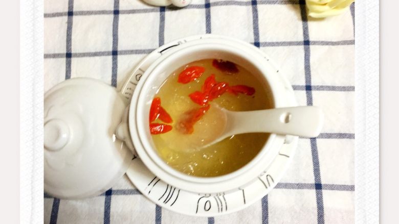 冰糖枸杞子炖燕窝,尝一口,甜甜哒