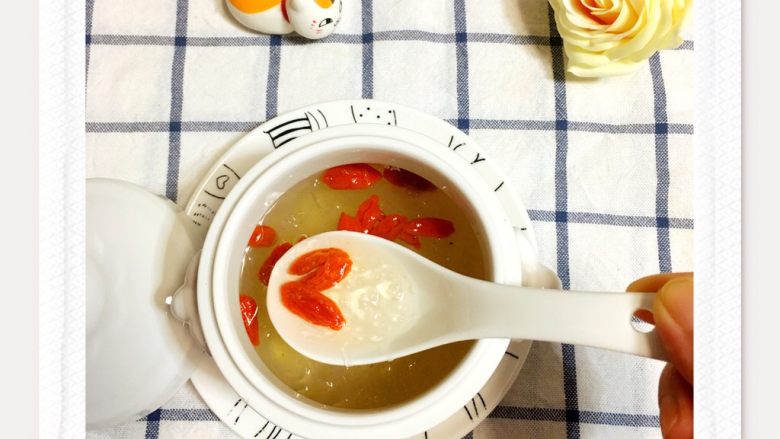 冰糖枸杞子炖燕窝,来来来,可以好好享用美食啦!