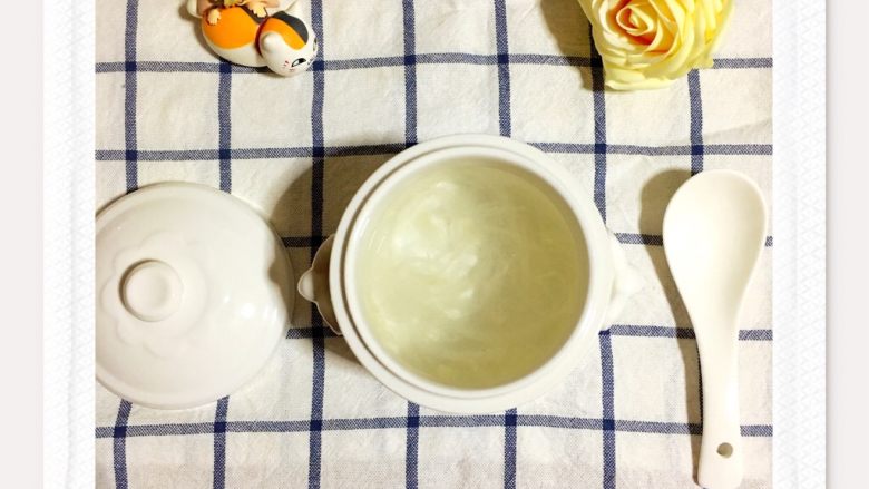 冰糖枸杞子炖燕窝,然后用细镊子挑出燕毛,我这个燕盏没有燕毛。更换纯净水,把泡发好的燕盏撕成一根根的细条
