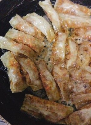 超快手锅贴【GOURMETmaxx西式厨师机版】,3. 把馅放在馄饨皮中间,中间对折两边一捏即可
平底锅内放油放入锅贴中火煎半分钟,转圈加入适量凉水,盖锅盖焖一会即可