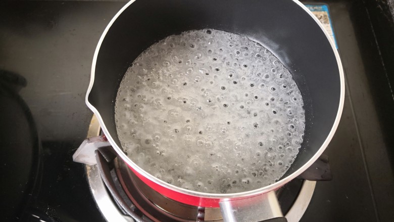 【奶油焦糖酱】,糖水加热,不要搅拌,防止返沙,起泡后端起锅抖动一下,只能抖动哦。