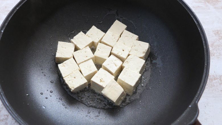 照烧豆腐,放入豆腐块,小火煎一下。