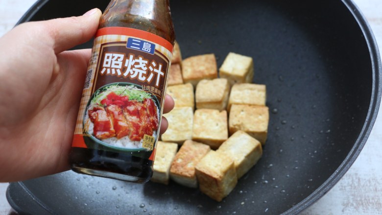照烧豆腐,加入<a style='color:red;display:inline-block;' href='/shicai/ 10772'>照烧汁</a>。