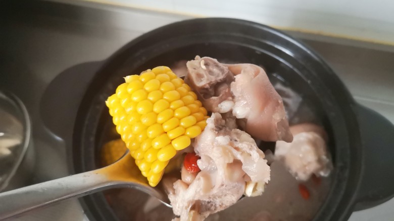 莲藕玉米炖猪蹄,汤汁浓厚,清甜不油腻