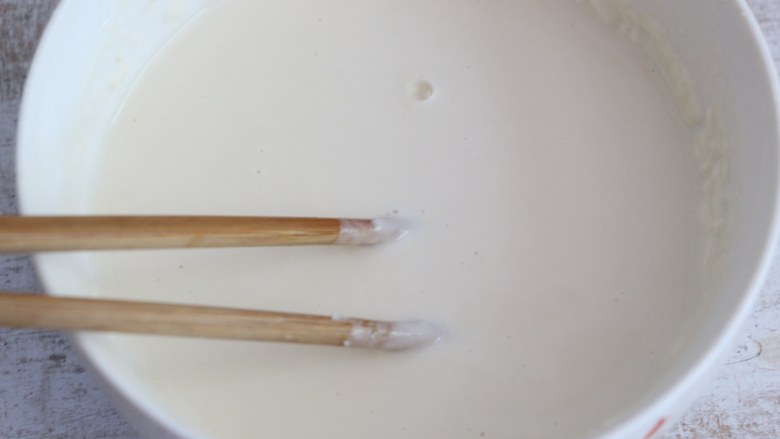 煎茄盒,<a style='color:red;display:inline-block;' href='/shicai/ 519'>面粉</a>中加入适量水,搅拌成比较浓稠的面糊。