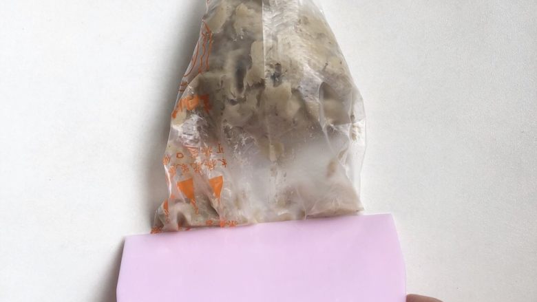 虾滑条,装入裱花袋,用刮板或者筷子把虾泥刮一起