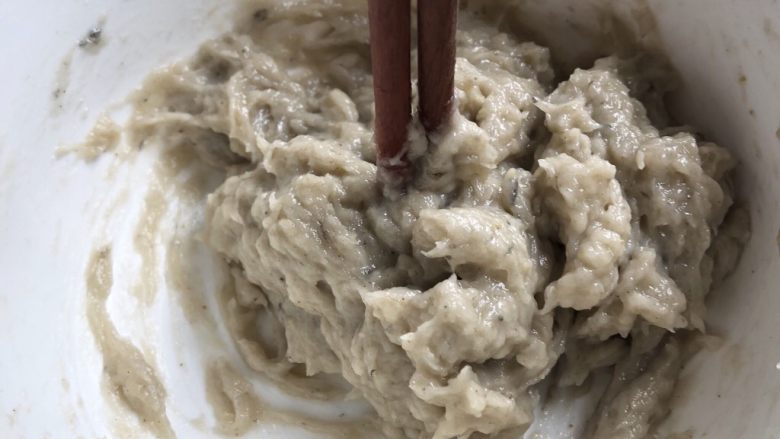 虾滑条,然后用筷子顺时针不停搅拌,如果要Q弹口感的,一定要搅拌至筷子有明显阻力,筷子插在上面不会倒。如果要比较软的口感,搅拌均匀即可。