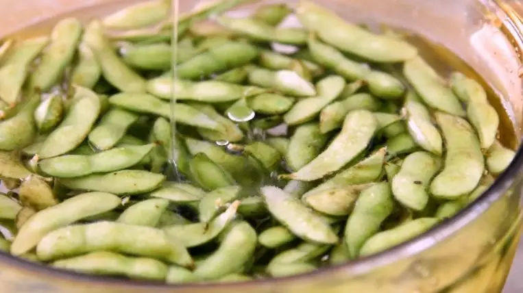 凉拌毛豆最入味的做法!,毛豆洗净,冷水入锅,加入盐、色拉油