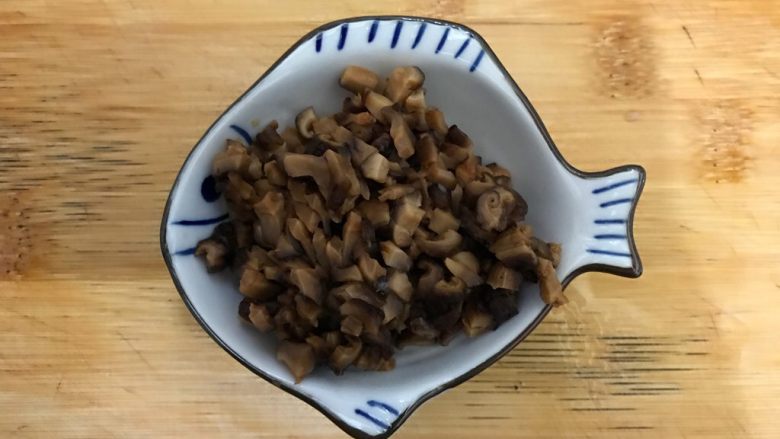 香菇肉沫蚝油冬瓜,泡发好的香菇去蒂洗净,轻轻挤干水分,切成丁