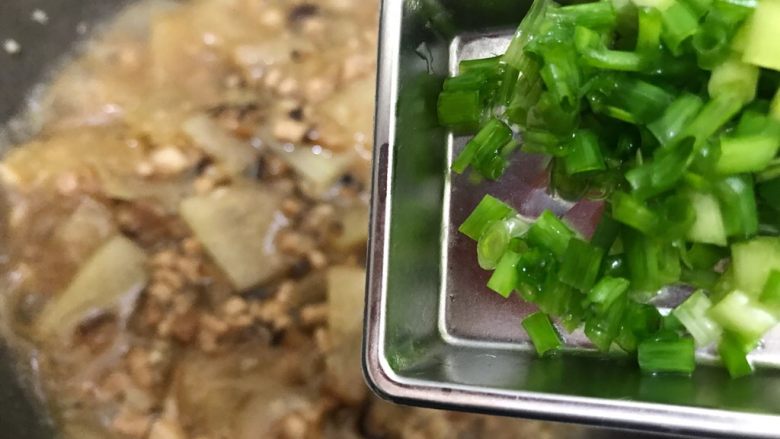 香菇肉沫蚝油冬瓜,加入小葱,翻炒均匀,即可