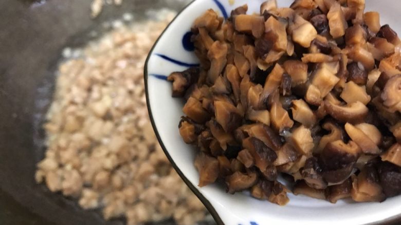 香菇肉沫蚝油冬瓜,下香菇,翻炒10秒