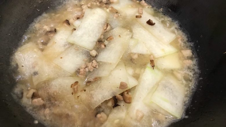 香菇肉沫蚝油冬瓜,水量和图片中差不多,然后盖上锅盖,转小火,煮2.3分钟