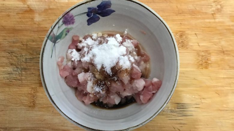 香菇肉沫蚝油冬瓜,加少许料酒,生抽,淀粉,细砂糖